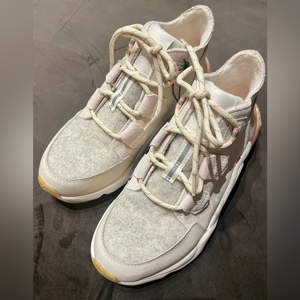 WOMEN'S KINETIC™ BREAKTHRU CARIBOU SNEAKER BOOT NWT

Waterproof sneaker